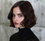 A short and beautiful dazzling black hairstyle