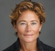 Refreshing short hairstyle for a stylish woman