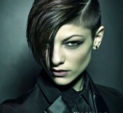 Brown short coiffure with a playful, messy finish