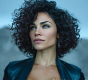 Inspiring medium length black hair for every woman’s charm Inspiring medium length black hair for every woman’s charm