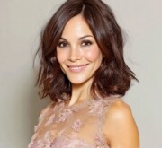 Medium brown coiffure for a smooth, sleek finish Medium brown coiffure for a smooth, sleek finish