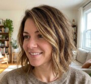 Medium brown coiffure for an elegant, modern silhouette Medium brown coiffure for an elegant, modern silhouette