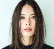 Medium brown coiffure for smooth texture and subtle shine