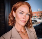 Medium length red hair full of rich tones Medium length red hair full of rich tones