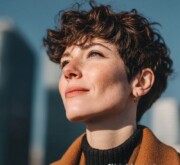 Playful brown short coiffure with soft volume Playful brown short coiffure with soft volume