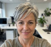 Shining short gray hair with bold definition