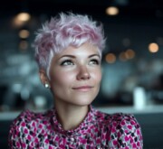Short colored coif full of energyb Short colored coif full of energyb
