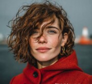 Short red hairdo, bright as a flame Short red hairdo, bright as a flame