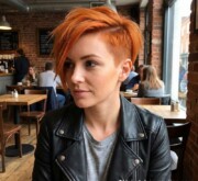 Short red style, fearless and radiant