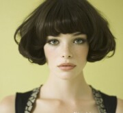 Trendy short brown hairdo with soft, bouncy curls