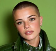 Trendy short brown hairdo with subtle volume and shine Trendy short brown hairdo with subtle volume and shine